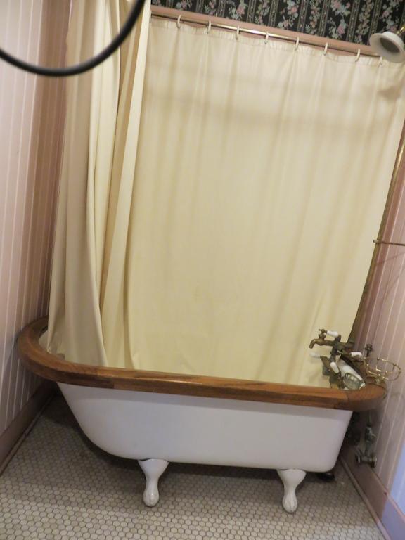 Irwin Street Inn Hanford Habitación foto